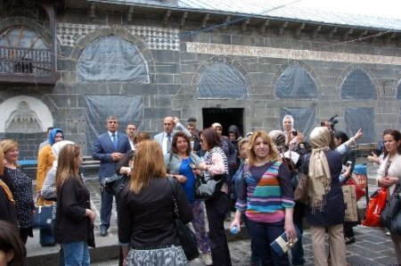 İş kadınları Diyarbakır’ın tarihi mekanlarını gezdi