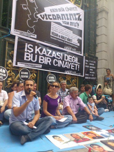 İş Kazalarına Siyah Şemsiyeli Protesto