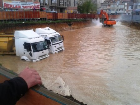 İş Makinesi Boruyu Patlattı, Ataşehir Suni Göle Döndü