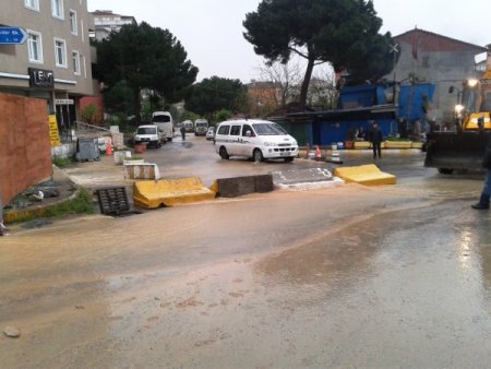 İş Makinesi Boruyu Patlattı, Ataşehir Suni Göle Döndü