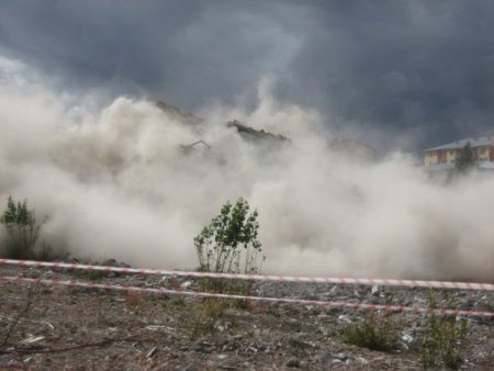 İş makinesinin küçük bir dokunmasıyla 5 katlı bina çöktü