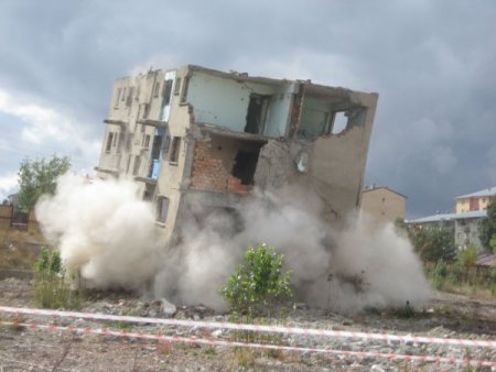 İş makinesinin küçük bir dokunmasıyla 5 katlı bina çöktü