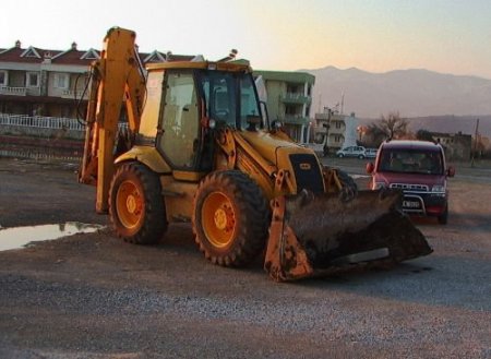 İş Makinesiyle Otomobil Çarpıştı: 1 Yaralı