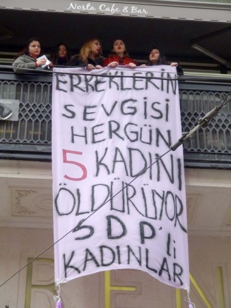 İş merkezinde 'kadına şiddet' eylemi