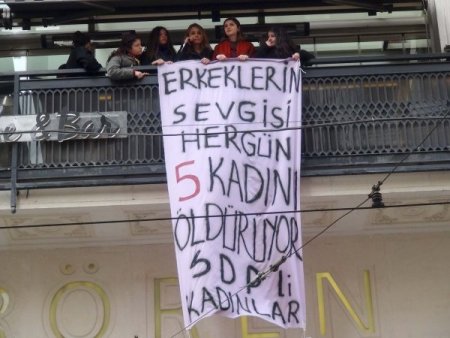 İş merkezinde 'kadına şiddet' eylemi