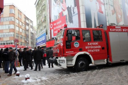 İş merkezinin çatı katında yangın çıktı