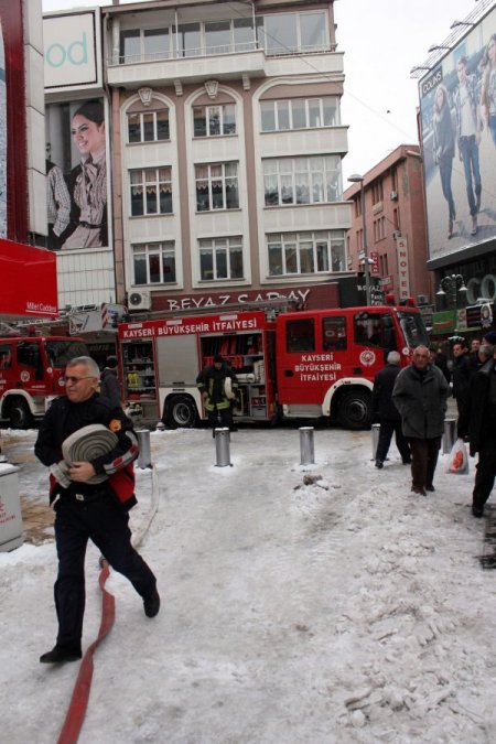 İş merkezinin çatı katında yangın çıktı