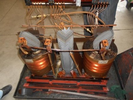 İş üstünde yakalanan trafo hırsızı önce çırılçıplak soyuldu sonra dayak yedi