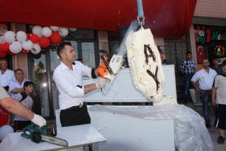 İş Yeri Açılışında Kurdele Yerine Baltayla Dondurma Kesildi