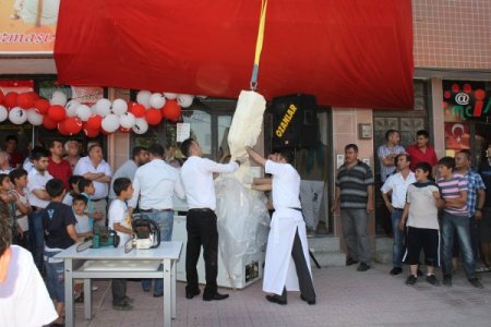 İş Yeri Açılışında Kurdele Yerine Baltayla Dondurma Kesildi