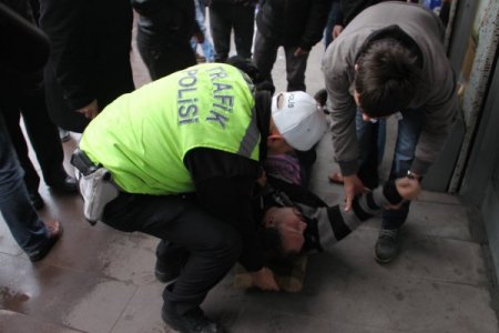 İş yerinde uyuyan gazeteci yangında dumandan zehirlendi