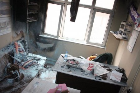 İş yerinde uyuyan gazeteci yangında dumandan zehirlendi