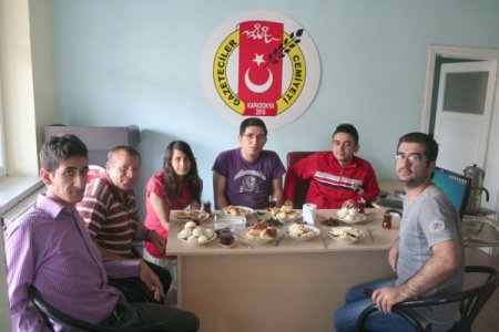 İş yoğunluğu nedeniyle bir araya gelemeyen gazeteciler altın gününde buluşuyor