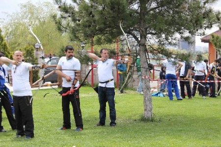 İşadamları ok ile stres attı