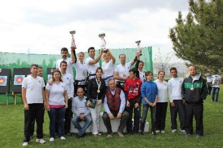 İşadamları ok ile stres attı