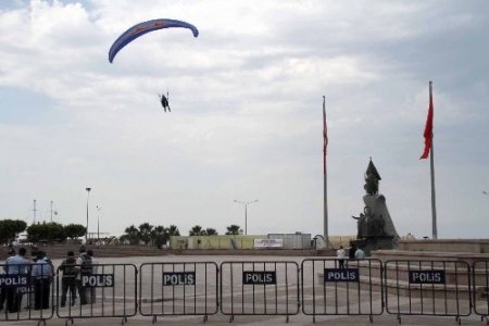 İşçi bayramını kutlamak için paraşütle alana indiler