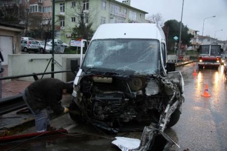 İşçi Servisi Kaza Yaptı: 3 Kişi Yaralandı