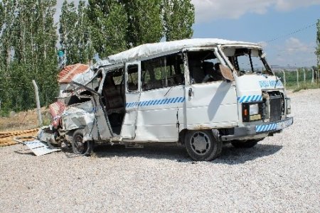 İşçi servisi TIR'la çarpıştı: 4 ölü, 18 yaralı