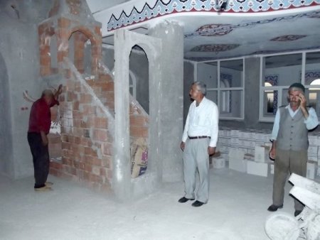 İşçi Tutacak Para Kalmayınca Cami İnşaatında Mahalleli Çalıştı
