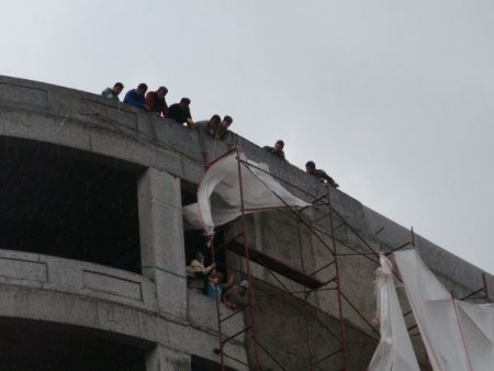 İşçiler, Fırtınada Devrilmek Üzere Olan İskeleyi Güçlükle Tutabildi