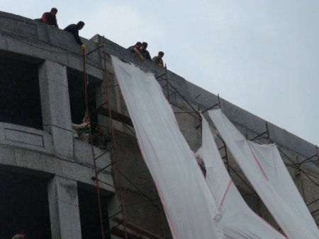 İşçiler, Fırtınada Devrilmek Üzere Olan İskeleyi Güçlükle Tutabildi