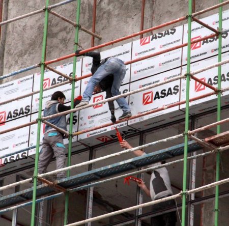 İşçiler, iş sağlığı güvenliği tedbirlerine kulak tıkıyor