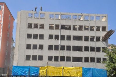 İşçiler 7 Katlı Binanın En Üstünde Ölüme Meydan Okuyor