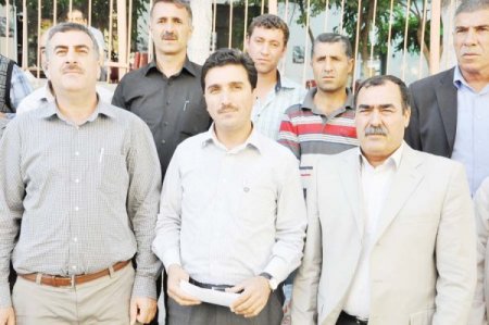 İşçiler AK Parti Muş il binası önünde açıklama yaptı