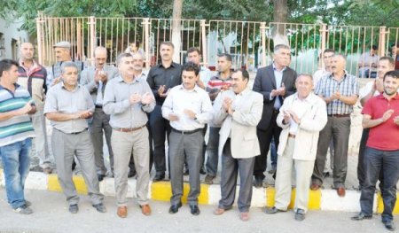 İşçiler AK Parti Muş il binası önünde açıklama yaptı