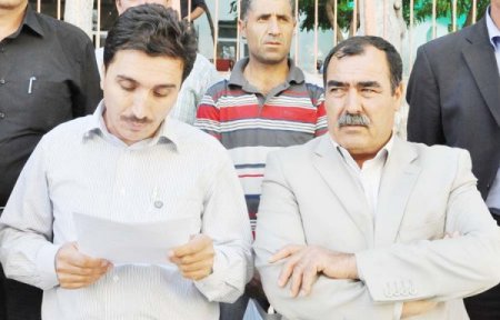 İşçiler AK Parti Muş il binası önünde açıklama yaptı