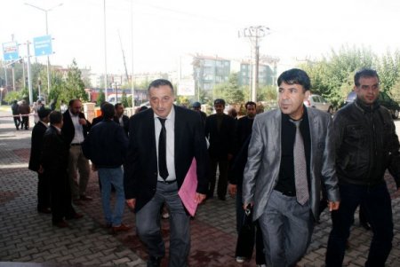 İşçiler belediye başkanının makam koltuğunu haczettirdi