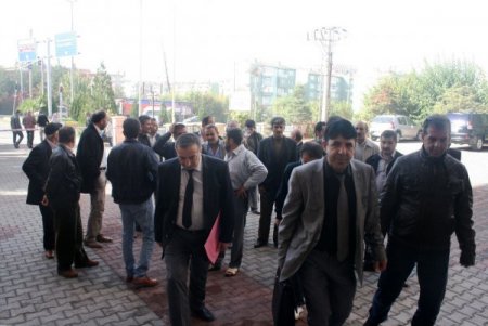 İşçiler belediye başkanının makam koltuğunu haczettirdi