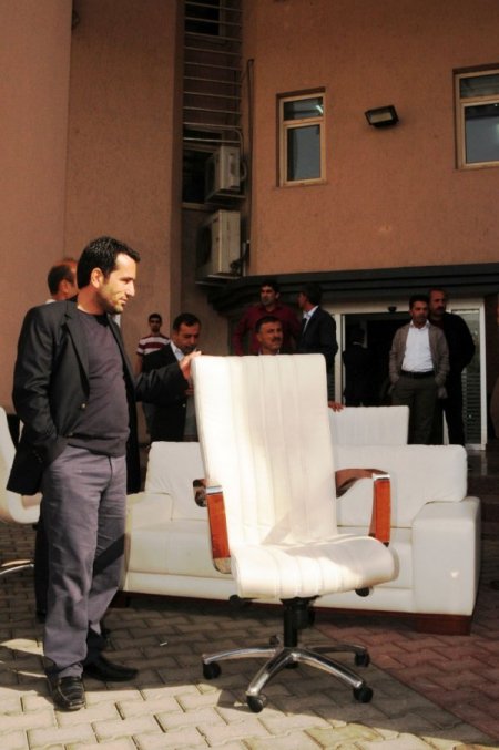 İşçiler belediye başkanının makam koltuğunu haczettirdi