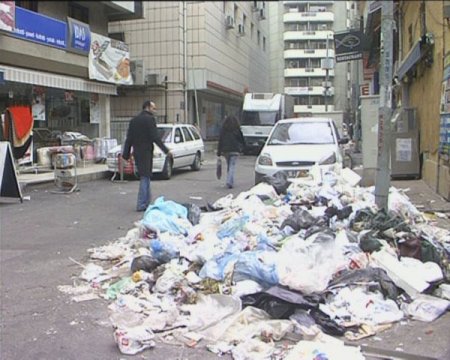 İşçiler Eyleme Gidince Sokaklar Çöplerle Doldu