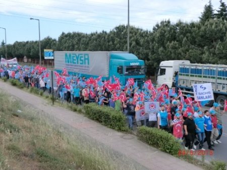 İşçiler Gebze Organize Sanayi'nin giriş ve çıkışını kapattı