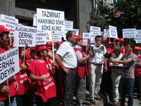 İşçiler kıdem tazminatları için eylem yaptı