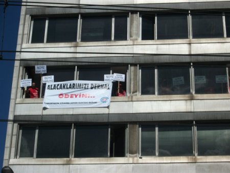 İşçiler kıdem tazminatları için eylem yaptı