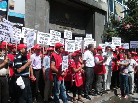 İşçiler kıdem tazminatları için eylem yaptı