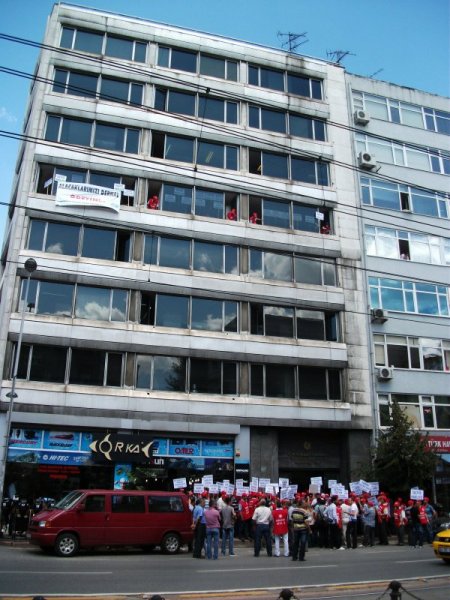 İşçiler kıdem tazminatları için eylem yaptı