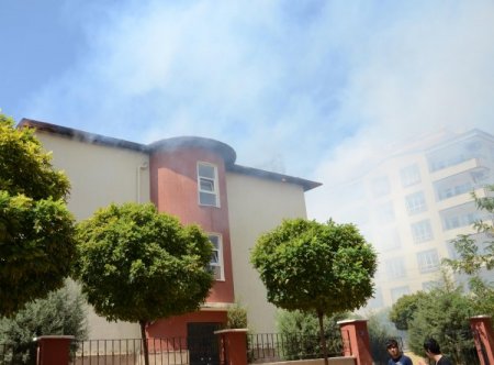 İşçiler oksijen tüpünü açık unutunca okulun çatısı yandı