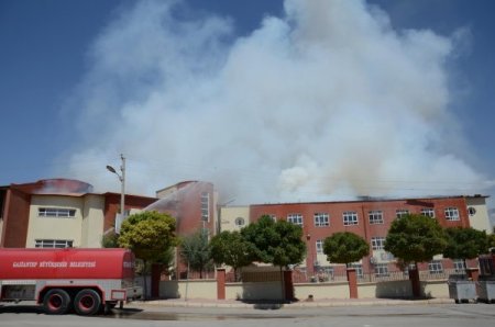 İşçiler oksijen tüpünü açık unutunca okulun çatısı yandı