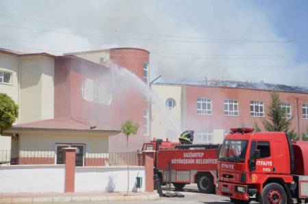 İşçiler oksijen tüpünü açık unutunca okulun çatısı yandı