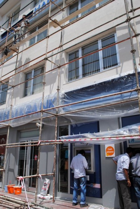 İşçiler Üstte Demir İskeleyi Söktü, Vatandaş Altta Para Çekti