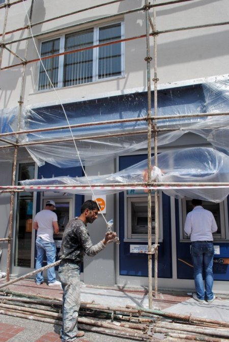 İşçiler Üstte Demir İskeleyi Söktü, Vatandaş Altta Para Çekti