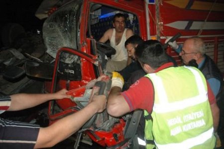 İşçileri Taşıyan Kamyonet, Kamyonla Çarpıştı; 4'ü Ağır 9 Yaralı