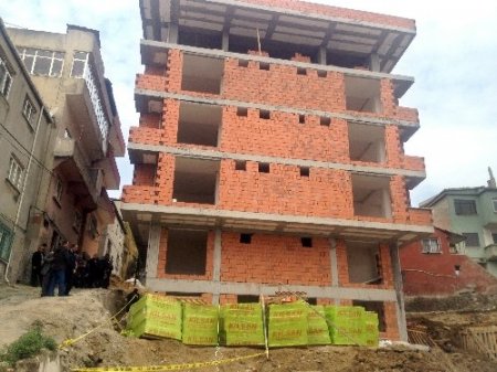 İşçilerin üzerine vinç düştü: 1 ölü, 2 yaralı