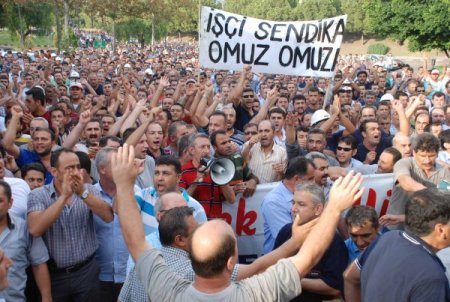 İsdemir çalışanları işten çıkarmaları protesto etti