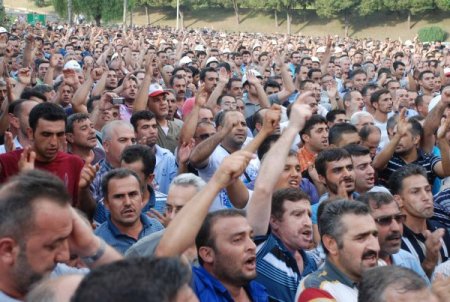 İsdemir çalışanları işten çıkarmaları protesto etti