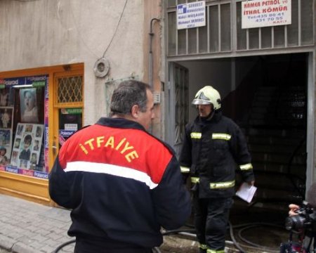 İşhanının Çatısında Çıkan Yangında, Muhasebecinin Evrakları Kül Oldu