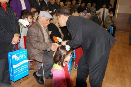 Işık Koleji öğrencileri yaşlılara unutulmaz bir gün yaşattı